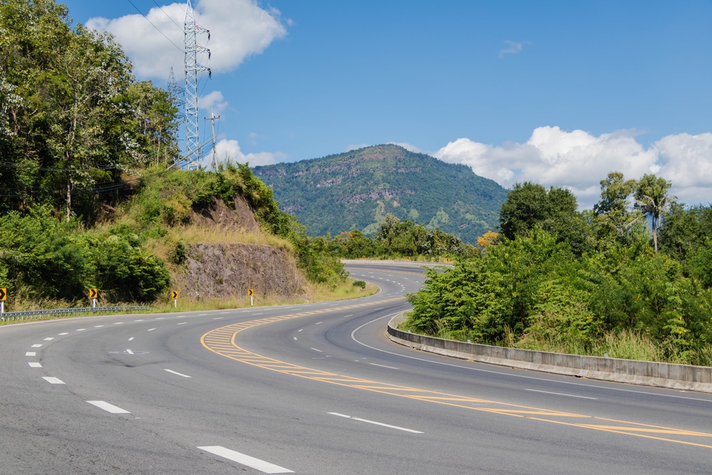 carretera con cimientos colcoados por un ingeniero geotecnico