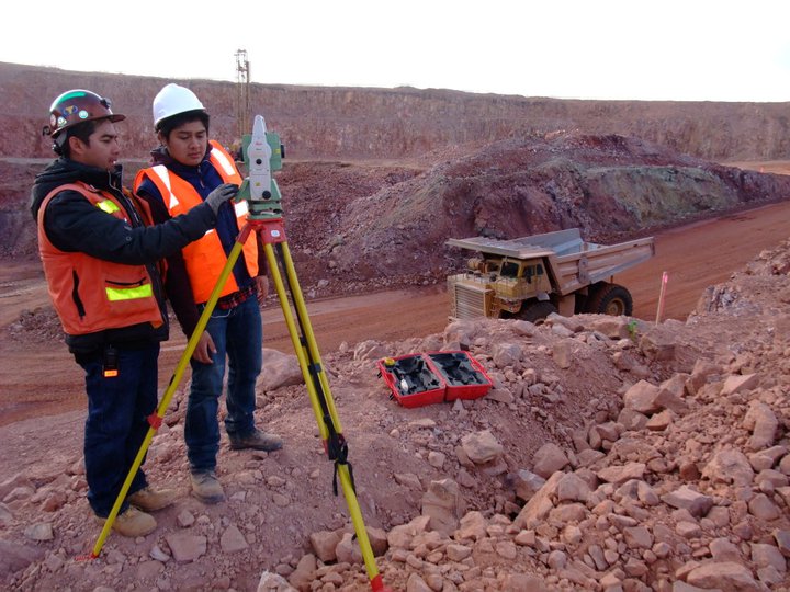 ingenieros geomatico trabajando investigacion del terreno