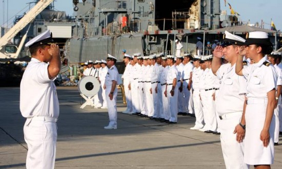 Este es el suéter marinero perfecto para las que están buscando un